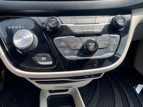 Used 2020 Chrysler Pacifica Touring-L FWD image 20
