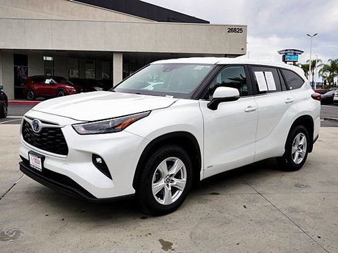 Used 2023 Toyota Highlander LE AWD/4WD image 9