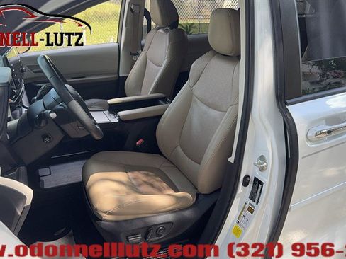 Used 2022 Toyota Sienna Limited FWD image 7