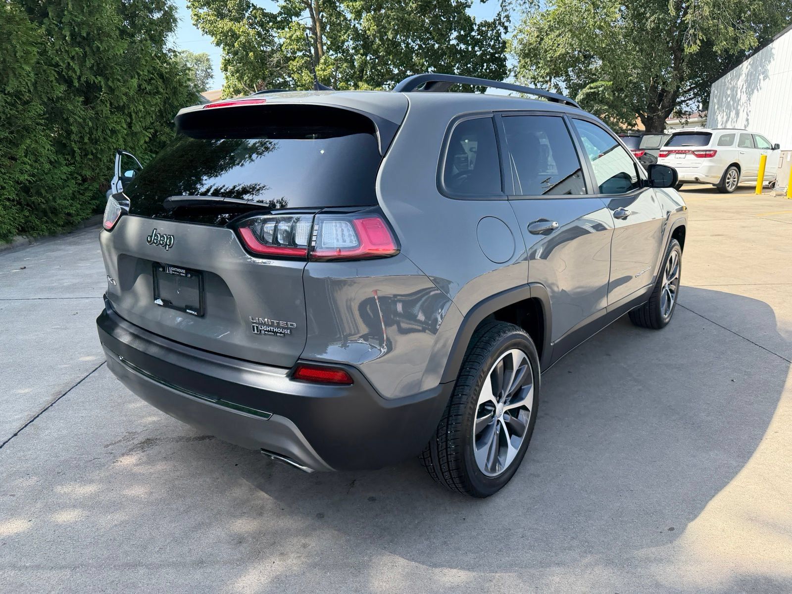 Used 2022 Jeep Cherokee Limited w/ Elite Package AWD/4WD image 30