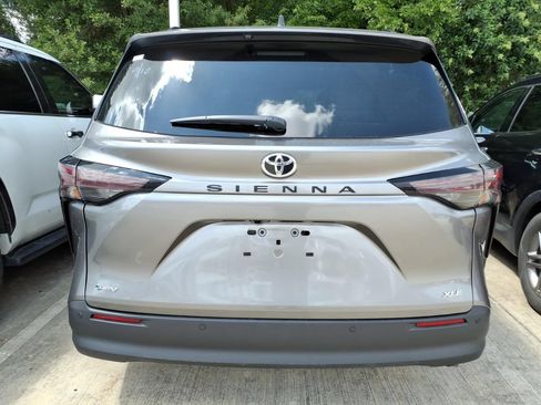 Used 2026 Toyota Sienna XLE FWD image 6
