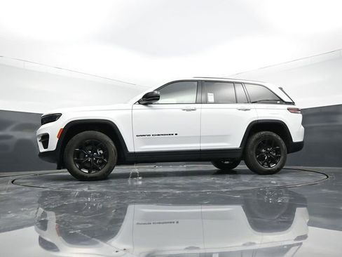 Used 2025 Jeep Grand Cherokee Altitude AWD/4WD image 54