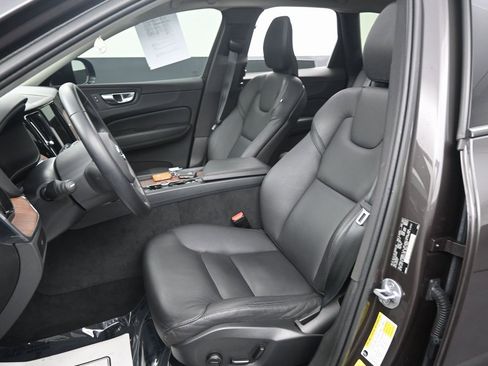 Used 2023 Volvo XC60 B5 Plus image 26
