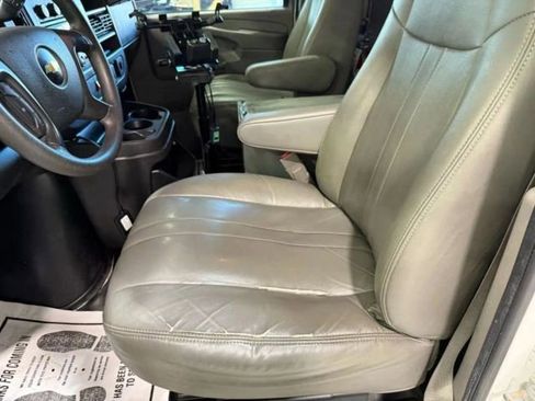 Used 2015 Chevrolet Express 3500 RWD image 21