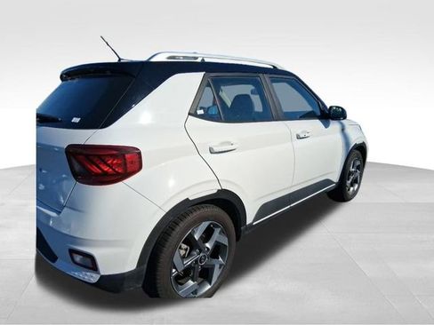 Used 2023 Hyundai Venue Limited image 6