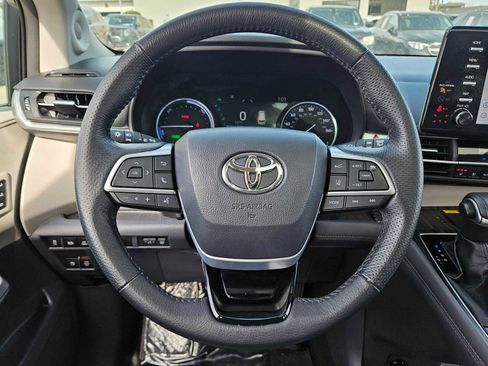 Used 2021 Toyota Sienna Limited image 25
