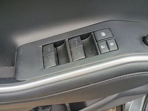 Used 2023 Toyota Highlander XLE AWD/4WD image 23