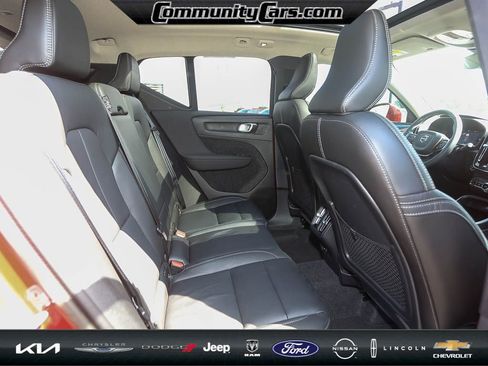 Used 2023 Volvo XC40 B5 Plus image 21