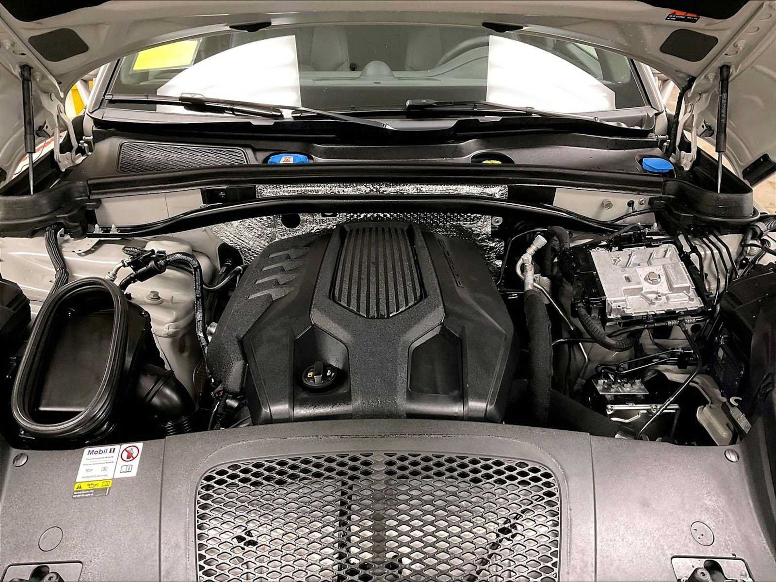 Certified 2023 Porsche Macan AWD/4WD image 32