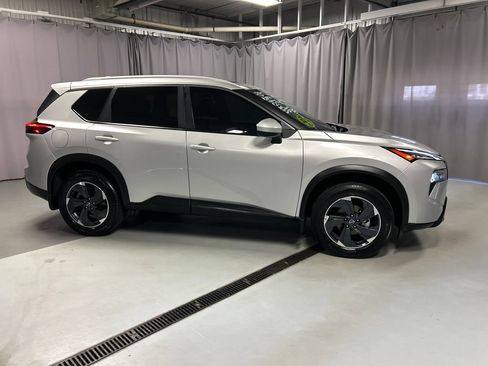 Used 2024 Nissan Rogue SV w/ SV Premium Package AWD/4WD image 8