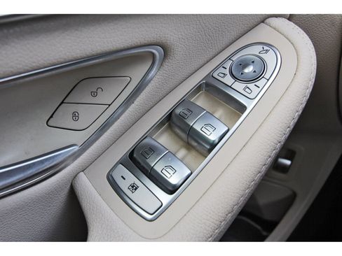 Used 2018 Mercedes-Benz C 300 Sedan w/ Parking Assist Package image 23