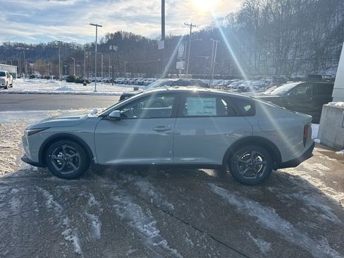 New 2025 Kia K4 LXS image 4