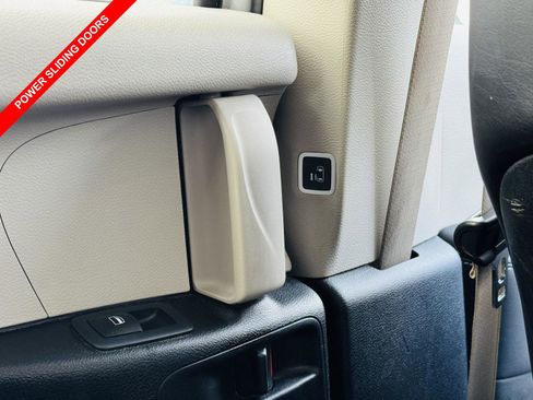 Used 2023 Chrysler Pacifica Touring-L image 12