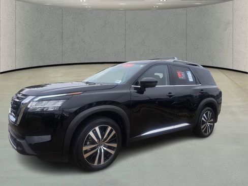 Used 2024 Nissan Pathfinder Platinum w/ Cargo Package image 1