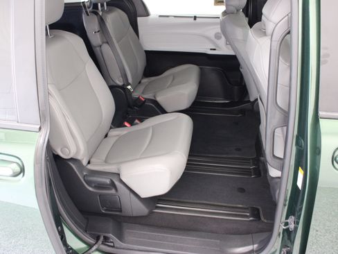 Used 2026 Toyota Sienna XLE FWD image 36