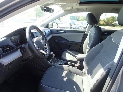 Certified 2024 Volkswagen Taos SE image 12