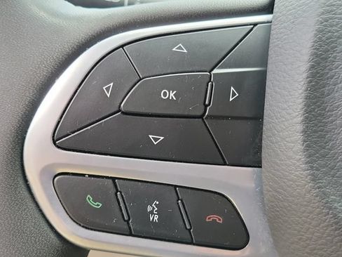 Used 2023 Chrysler Pacifica Limited FWD image 9