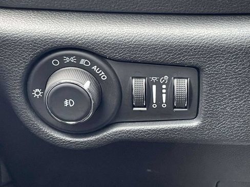 Certified 2025 Chrysler Pacifica Limited FWD image 32