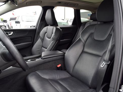 Used 2021 Volvo XC60 T5 Momentum w/ Premium Package FWD image 16