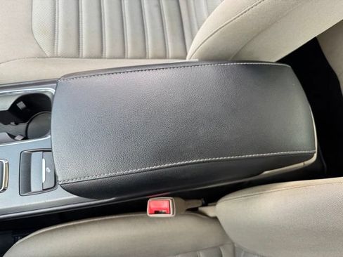 Used 2017 Ford Fusion SE FWD image 16