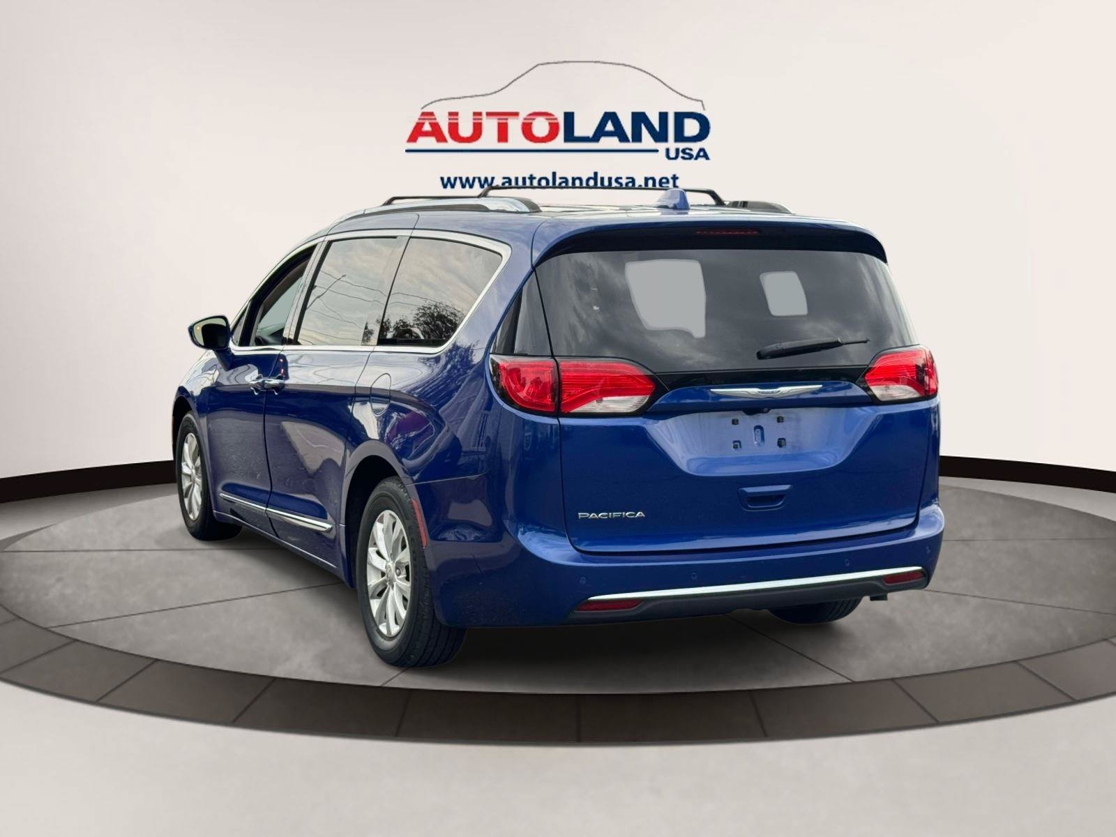 Used 2018 Chrysler Pacifica Touring-L Plus FWD image 5
