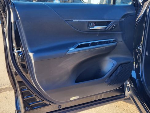 Used 2023 Toyota Venza Limited image 2