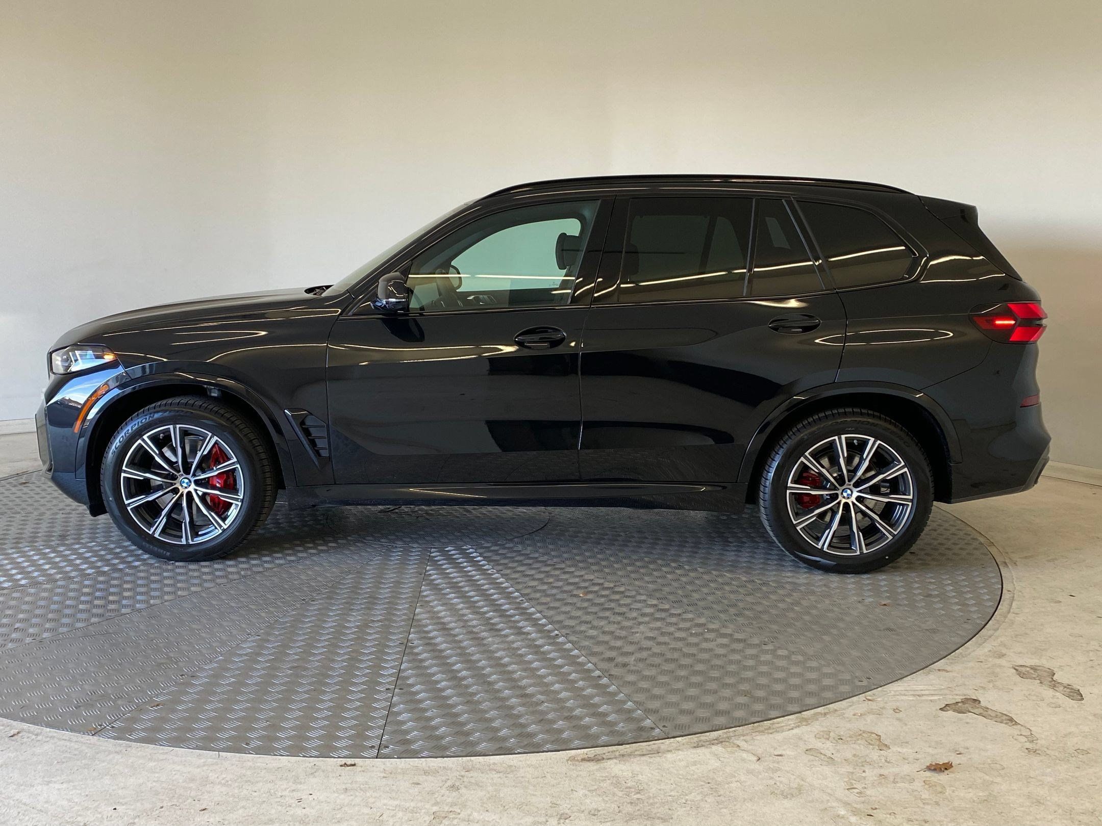 Used 2026 BMW X5 xDrive40i w/ M Sport Package AWD/4WD image 2