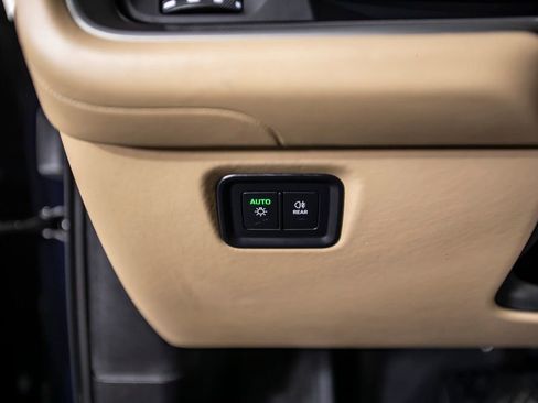 Used 2025 Porsche Cayenne image 38