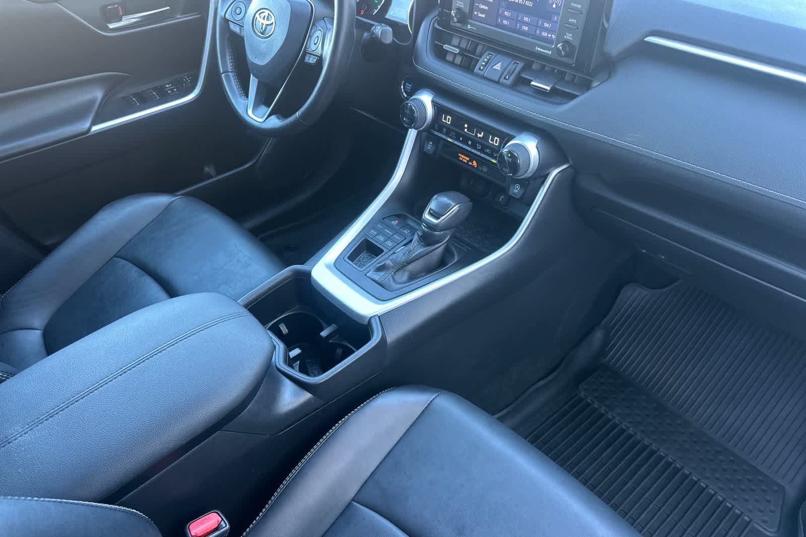 Used 2022 Toyota RAV4 XLE Premium AWD/4WD image 17