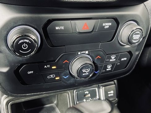 Used 2018 Jeep Renegade Latitude image 31