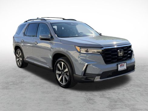 Certified 2025 Honda Pilot Touring image 3