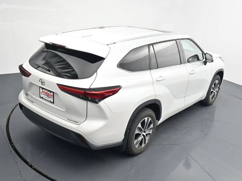 Used 2022 Toyota Highlander XLE AWD/4WD image 26