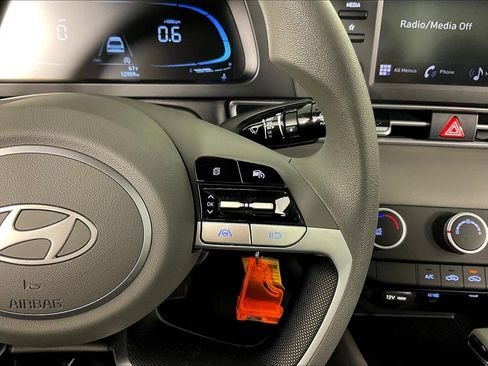 Used 2025 Hyundai Elantra SE FWD image 12