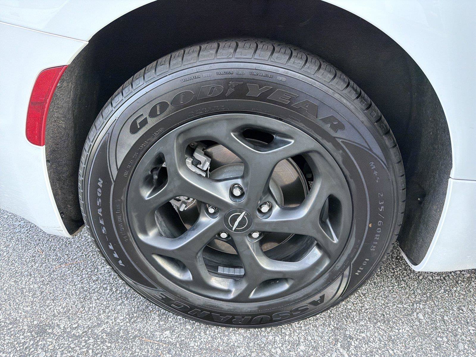 Used 2024 Chrysler Pacifica Limited FWD image 16