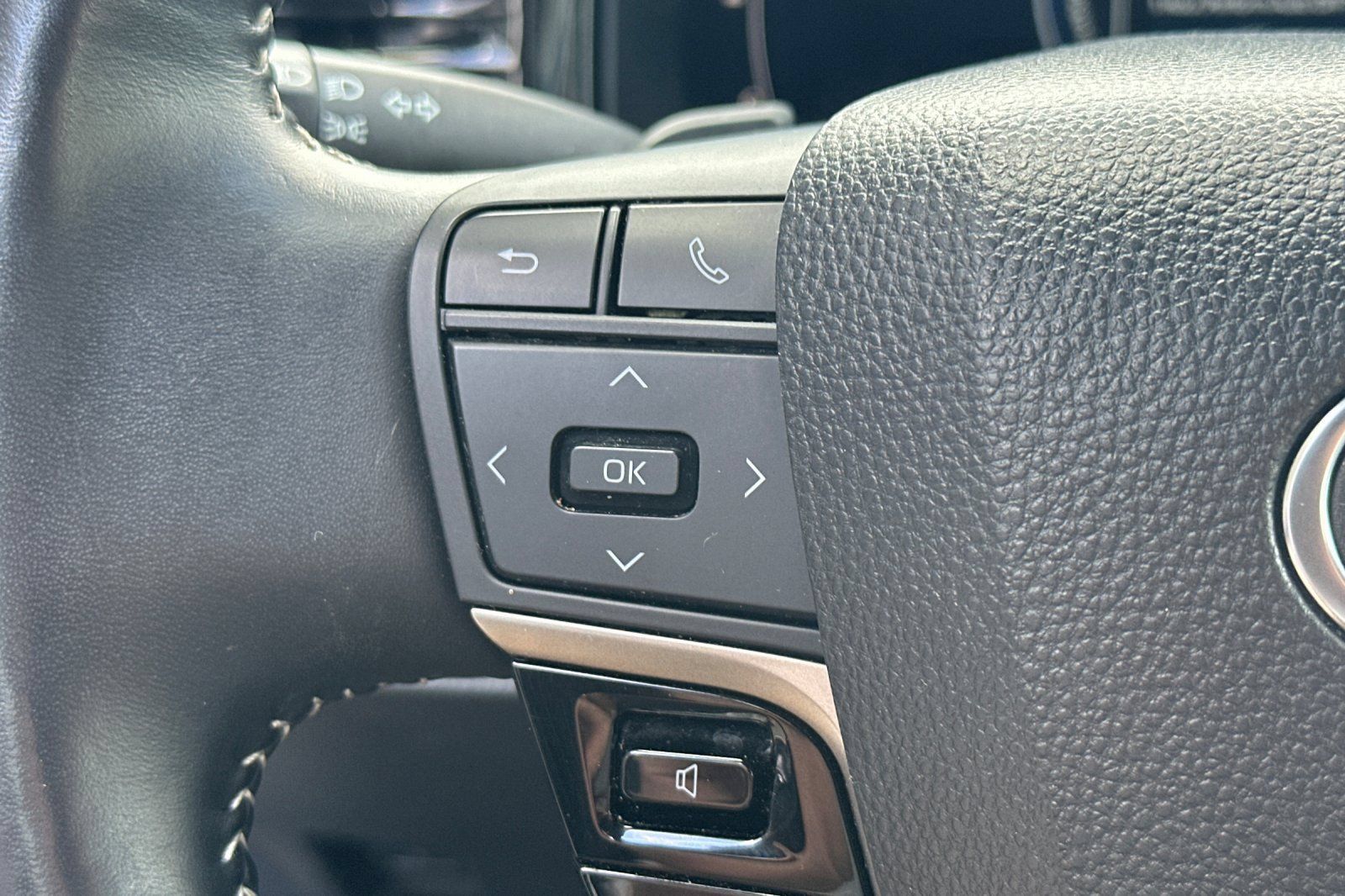 Used 2025 Toyota Camry SE FWD image 35