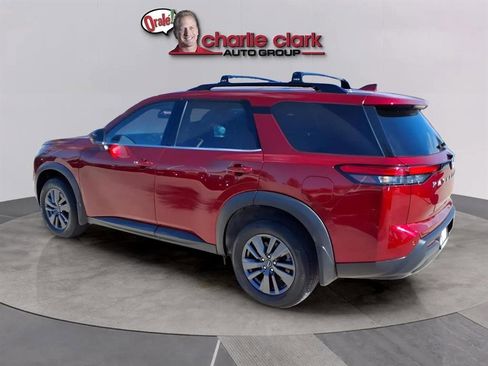 Used 2023 Nissan Pathfinder SV image 3