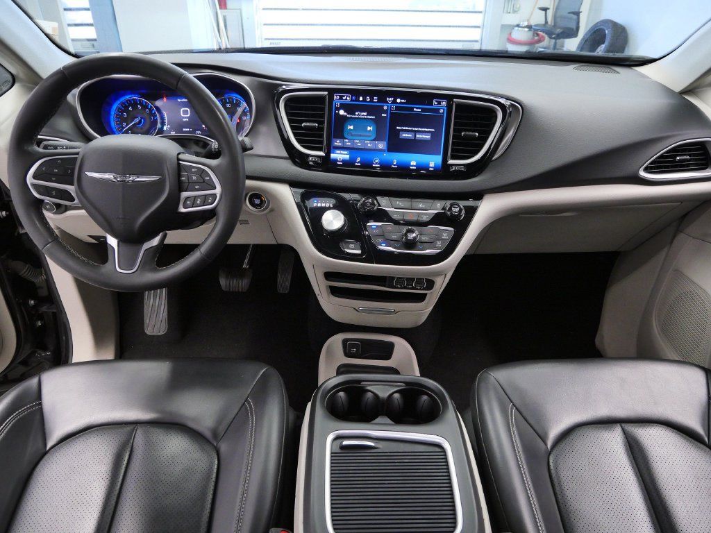Certified 2023 Chrysler Pacifica Touring-L FWD image 18