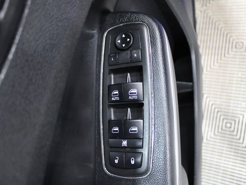 Used 2018 Chrysler 300 Touring w/ Sport Appearance Package image 7