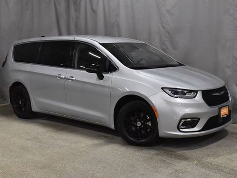 Certified 2024 Chrysler Pacifica Touring-L image 4