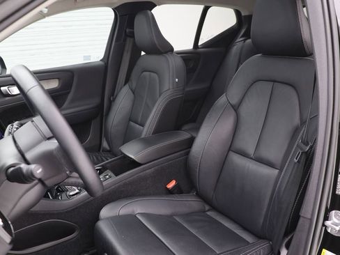 Used 2023 Volvo XC40 B5 Plus image 16