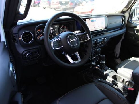 New 2026 Jeep Wrangler Unlimited Sahara AWD/4WD image 18