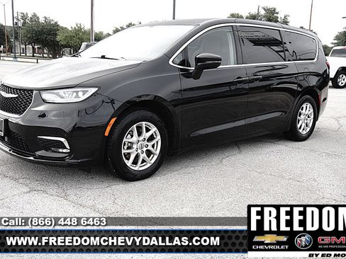 Used 2023 Chrysler Pacifica Touring-L FWD image 3