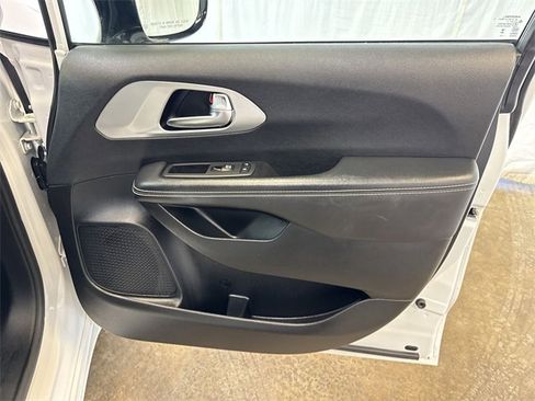Used 2025 Chrysler Pacifica Limited image 29