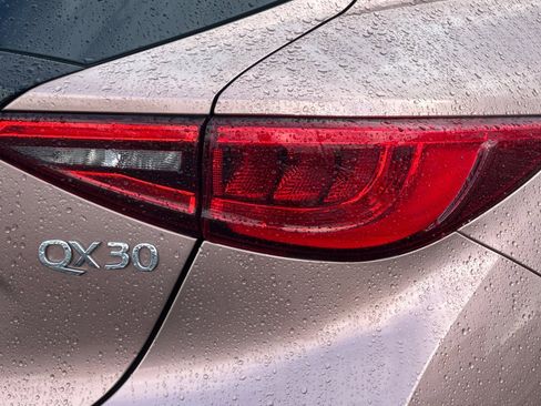 Used 2017 INFINITI QX30 image 12