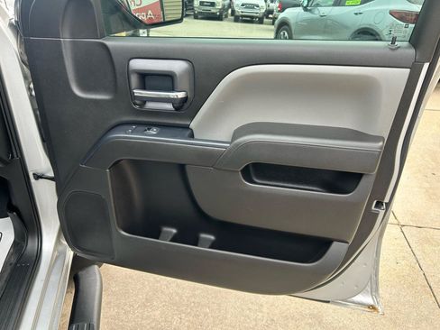 Used 2018 Chevrolet Silverado 1500 Custom w/ Custom Convenience Package AWD/4WD image 18