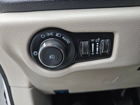 Used 2023 Chrysler Pacifica Touring-L FWD image 21