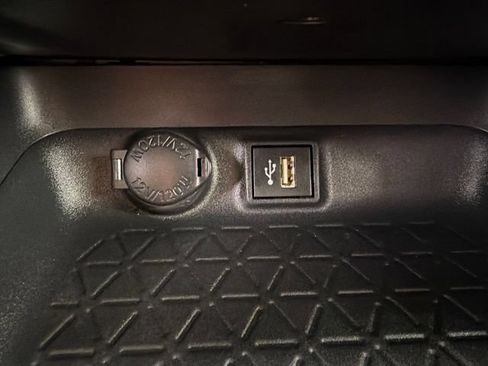 Used 2025 Toyota RAV4 LE AWD/4WD image 32