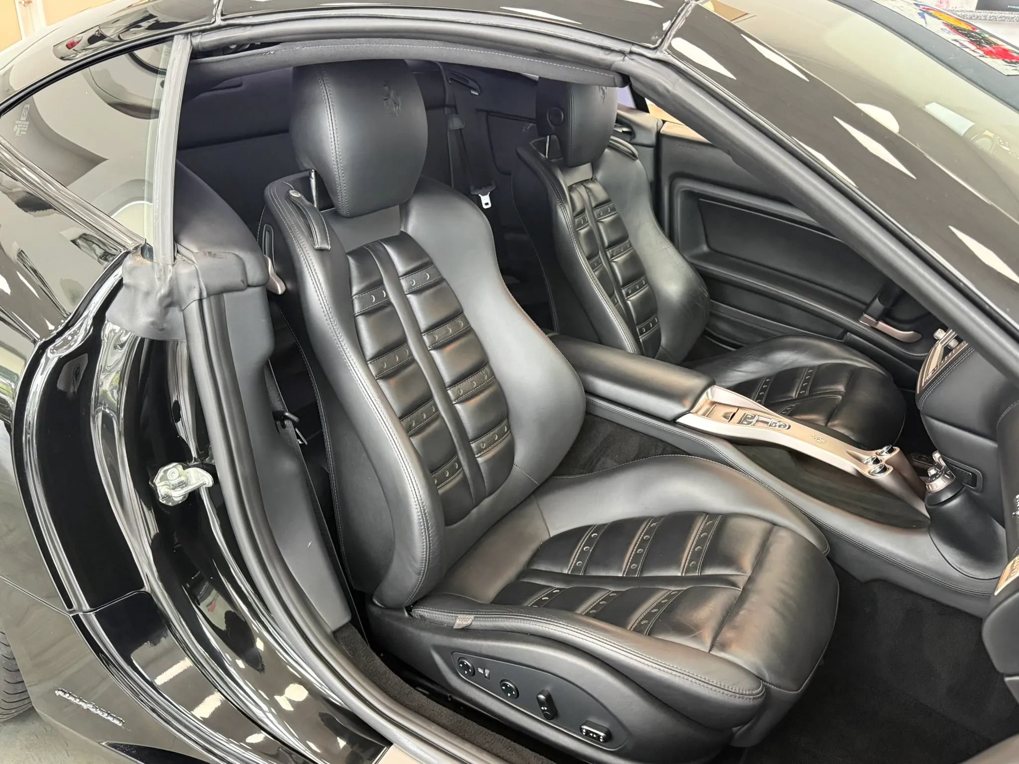 Used 2010 Ferrari California RWD image 16