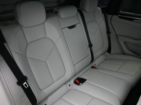 Certified 2025 Porsche Macan image 30