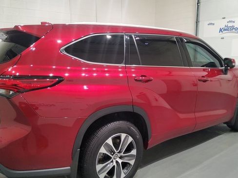Used 2022 Toyota Highlander XLE image 3